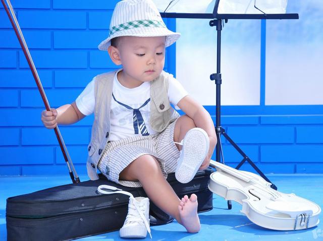 苹果(AAPL.US)强劲财报带动股价上涨，但AI投资及关税问题成华尔街争论焦点