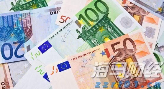 放飞和平鸽 纪念大会在《歌唱祖国》大合唱中结束