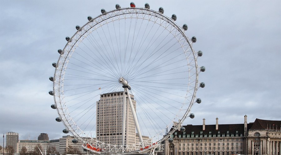 中国海警局：菲船只执意侵闯中国黄岩岛附近海域 依法采取必要措施驱离