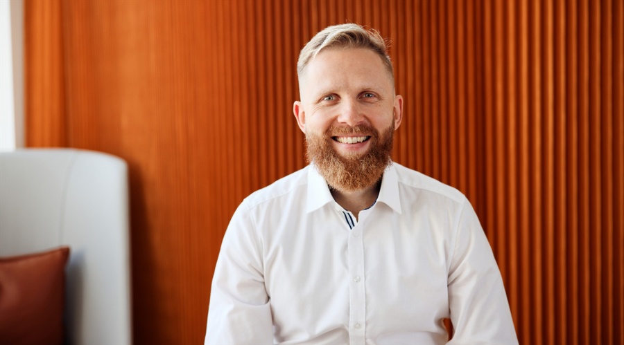 新编现代京剧《野火春风斗古城》首演